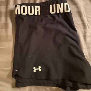 UNDER ARMOUR cute rearguard black shorts with waist band!! ❤️